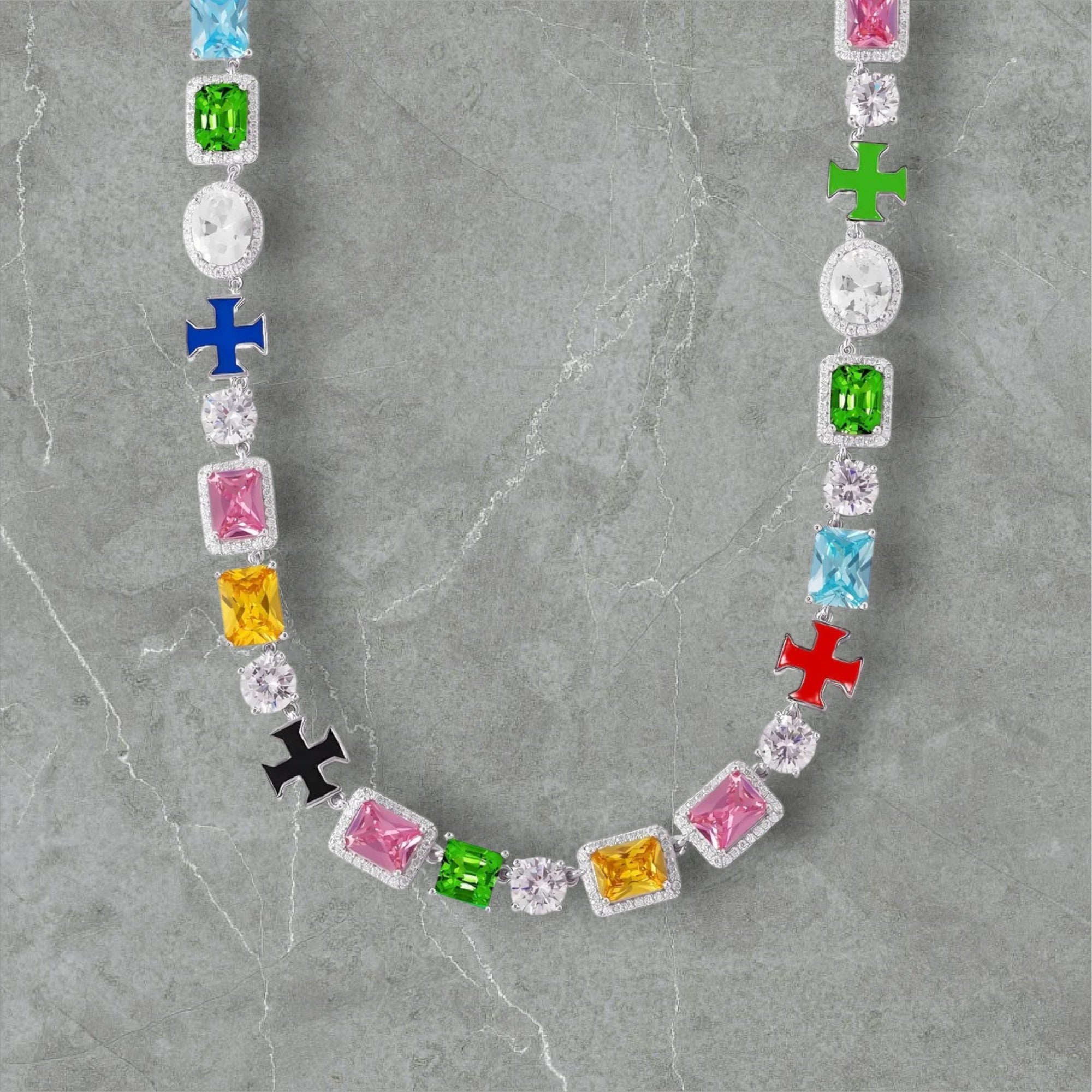 Kreuz und Kette aus Moissanit und Edelsteinen.