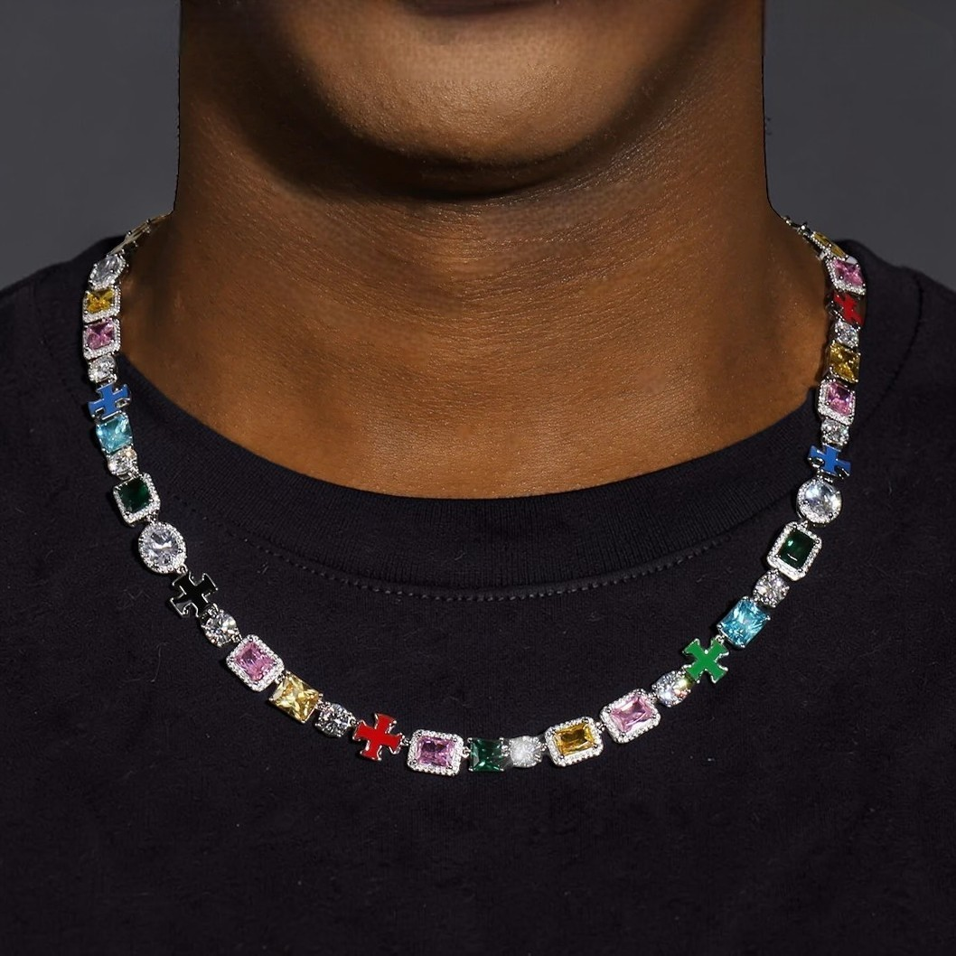 Kreuz und Kette aus Moissanit und Edelsteinen.