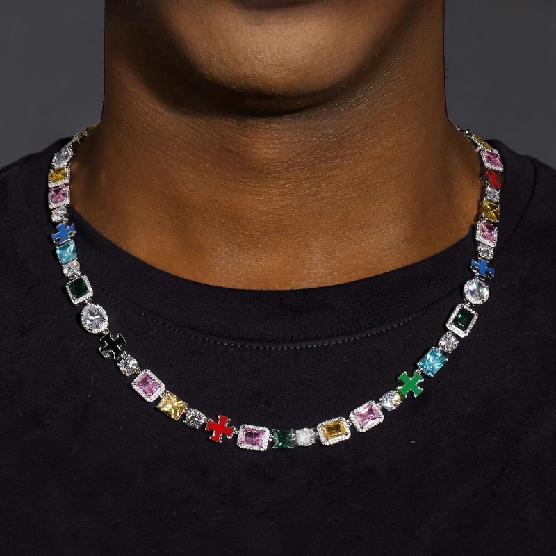 Kreuz und Kette aus Moissanit und Edelsteinen.