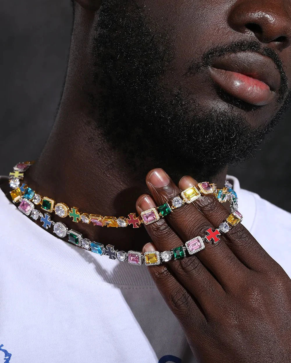 Kreuz und Kette aus Moissanit und Edelsteinen.