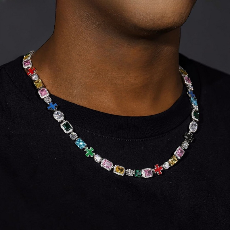 Kreuz und Kette aus Moissanit und Edelsteinen.